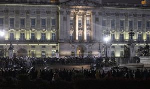 Kraliçe 2. Elizabeth’in cenazesi Edinburgh'tan Londra'daki Buckingham Sarayı’na getirildi