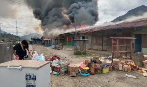 DOGIYAI RUSUH, SEJUMLAH KIOS DIBAKAR MASSA