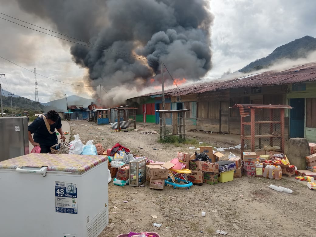 DOGIYAI RUSUH, SEJUMLAH KIOS DIBAKAR MASSA